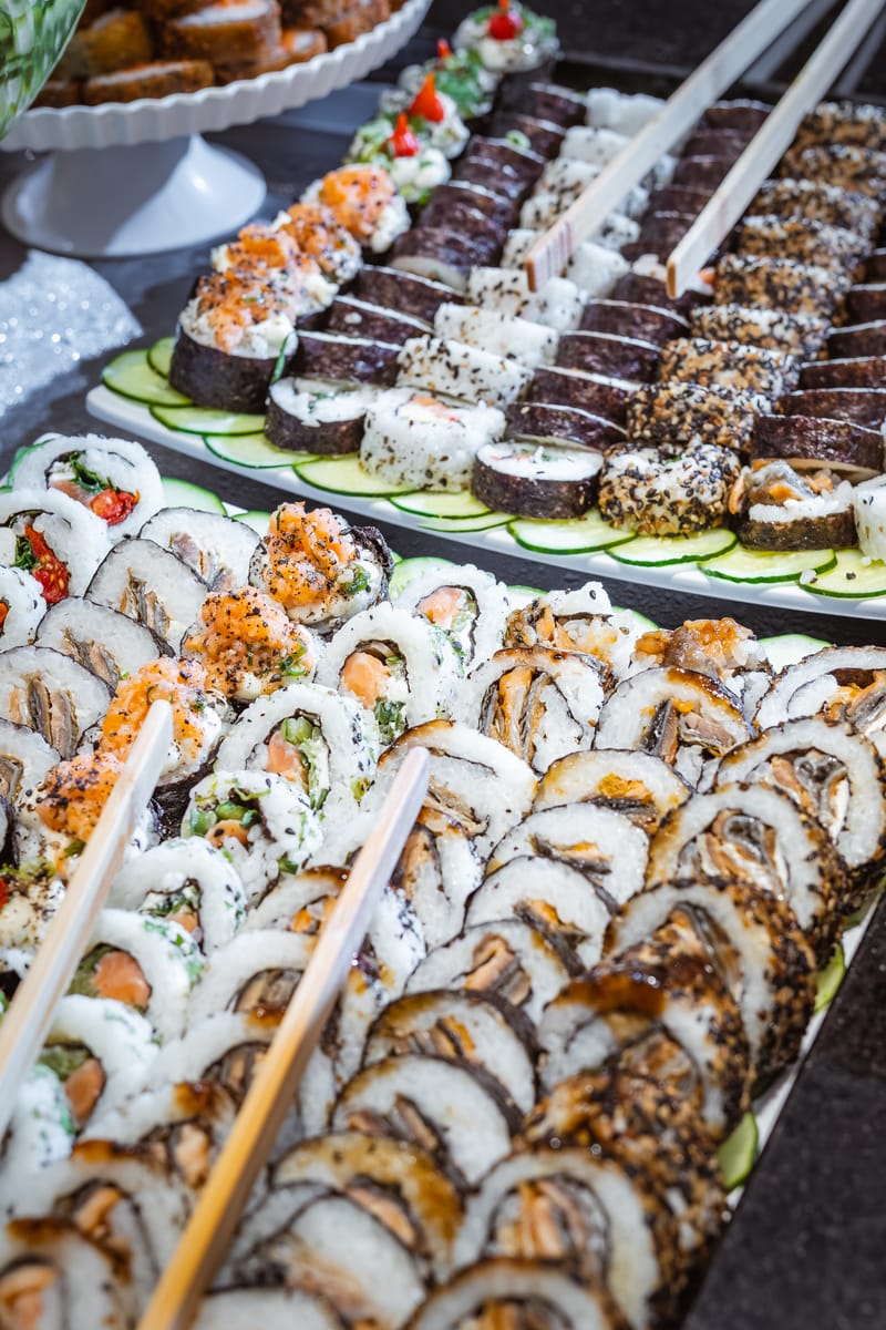 Sushi em prato de ardósia