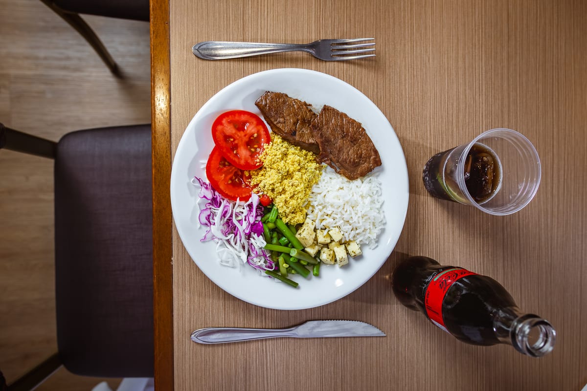 Prato de carne grelhada com acompanhamentos