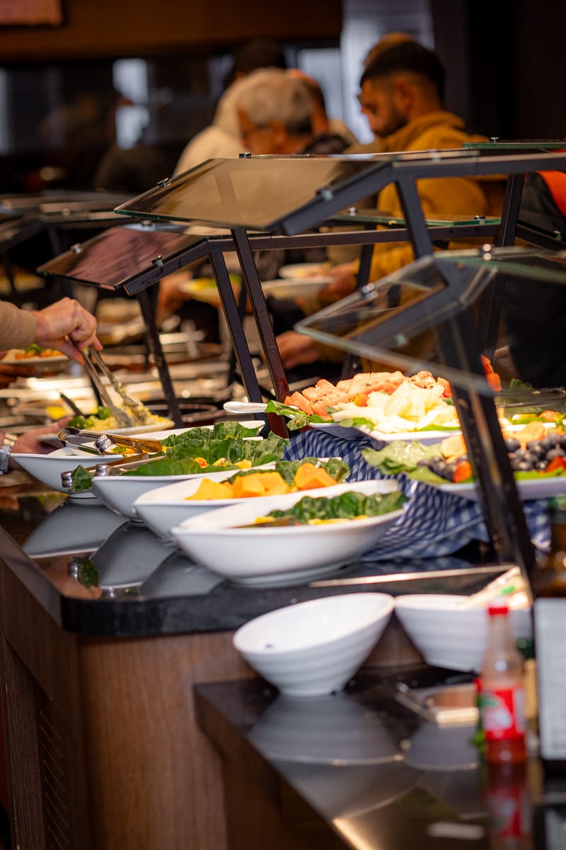 Buffet com variedade de pratos